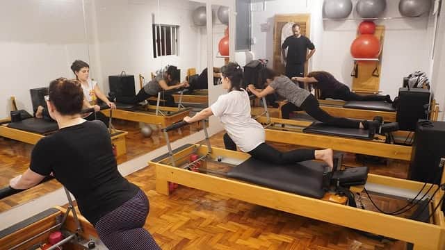 Alumnas en Reformer durante una clase en el estudio