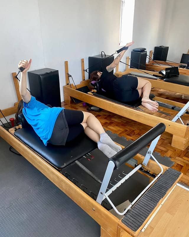Alumnas trabajando con straps en Reformer