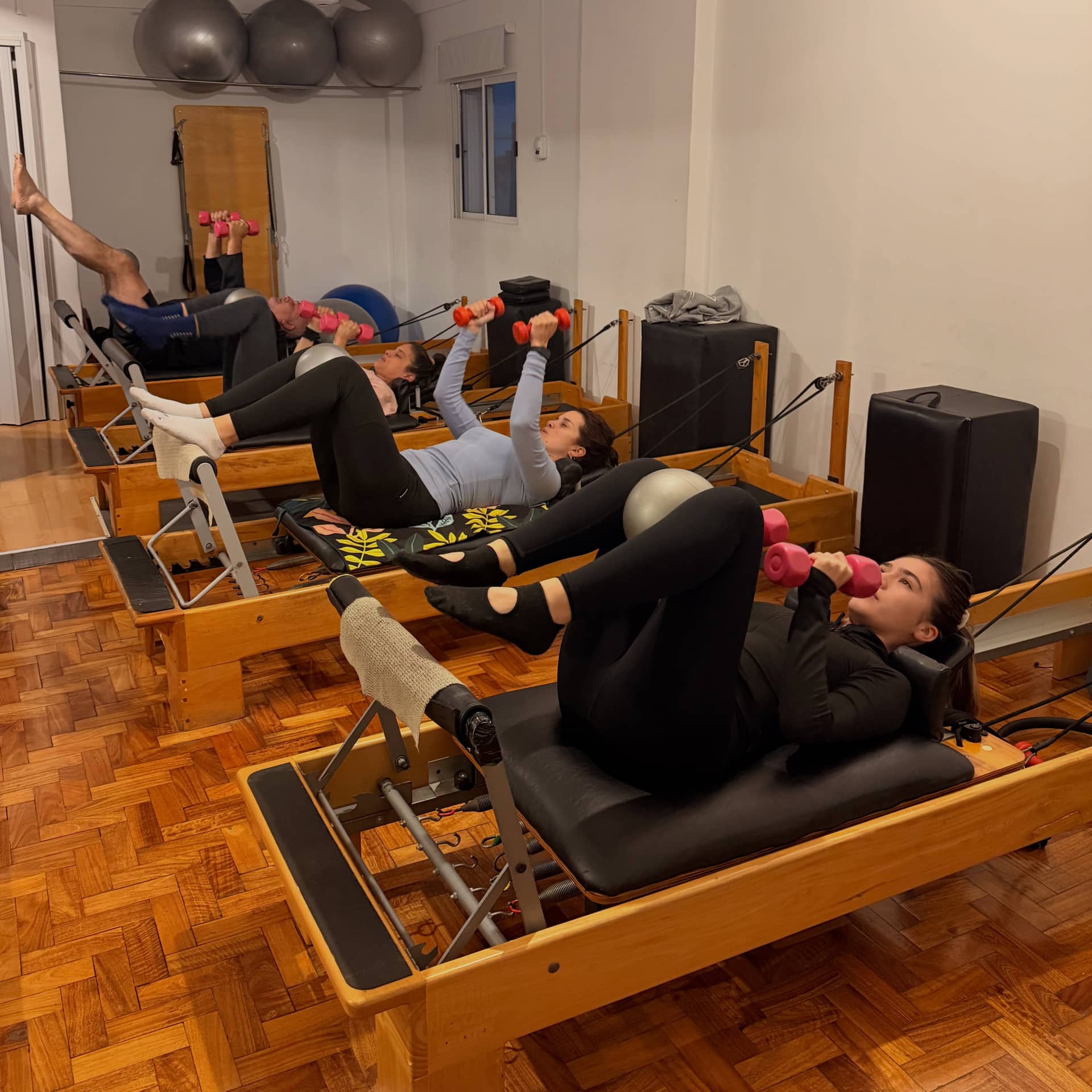 Fila de máquinas Reformer en el estudio de Villa Crespo