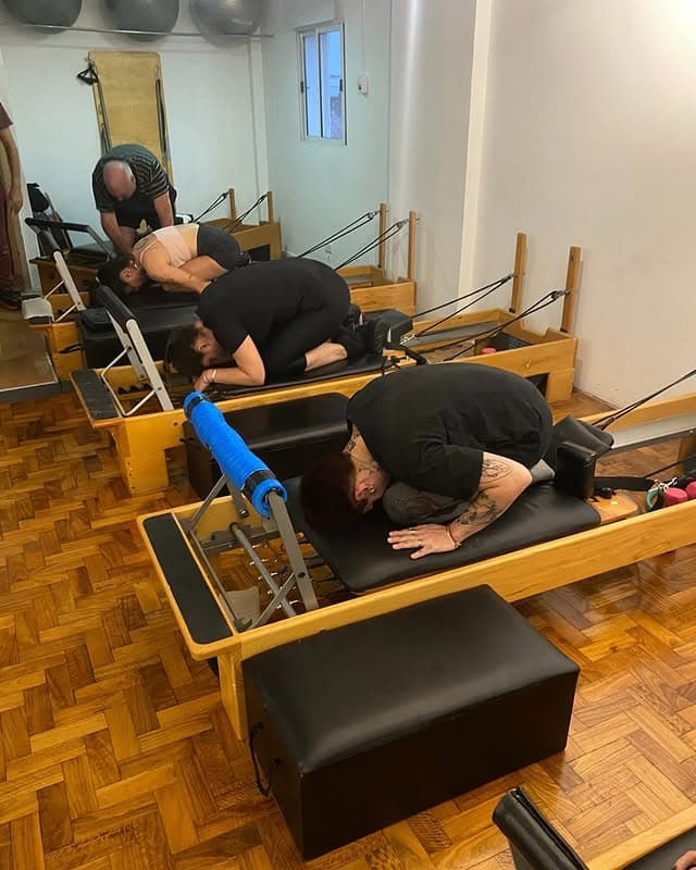 Grupo reducido trabajando en Reformer en el estudio
